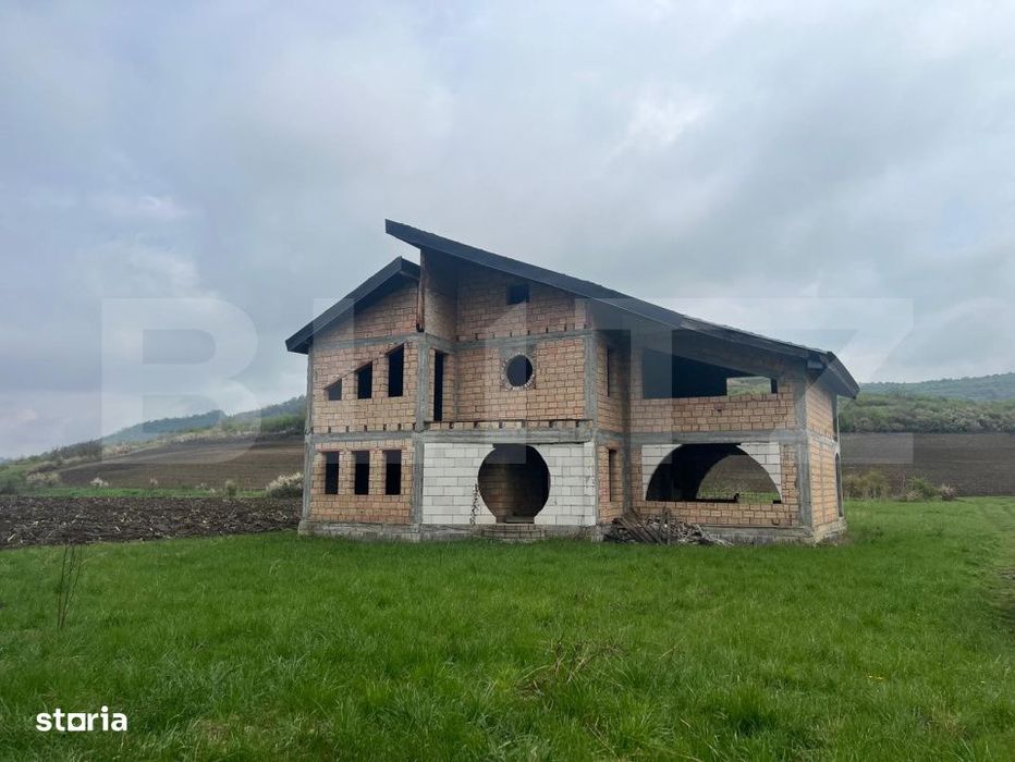 Casa la rosu de vanzare, 260 mp, zona Santana de Mures