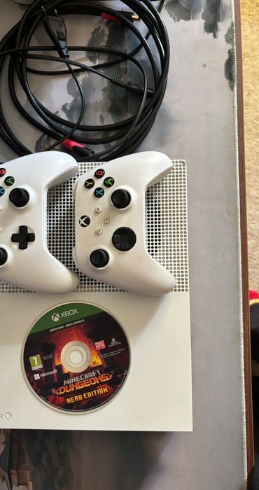 Xbox one s 1tb 2 геймпада