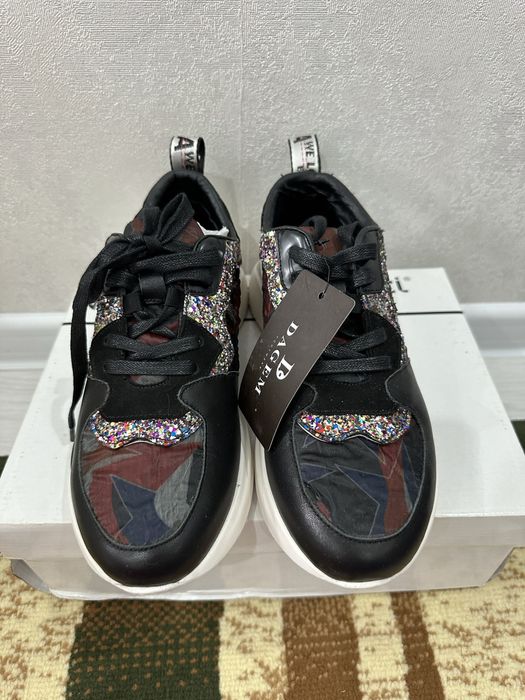 Продам женскую кроссовку