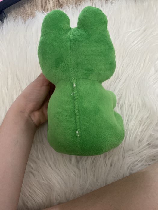 Зелёная игрушка лягушка