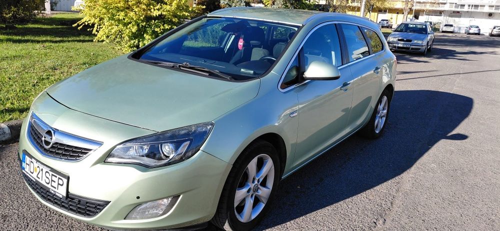 Vând Opel Astra J 2.0 CDI 2011