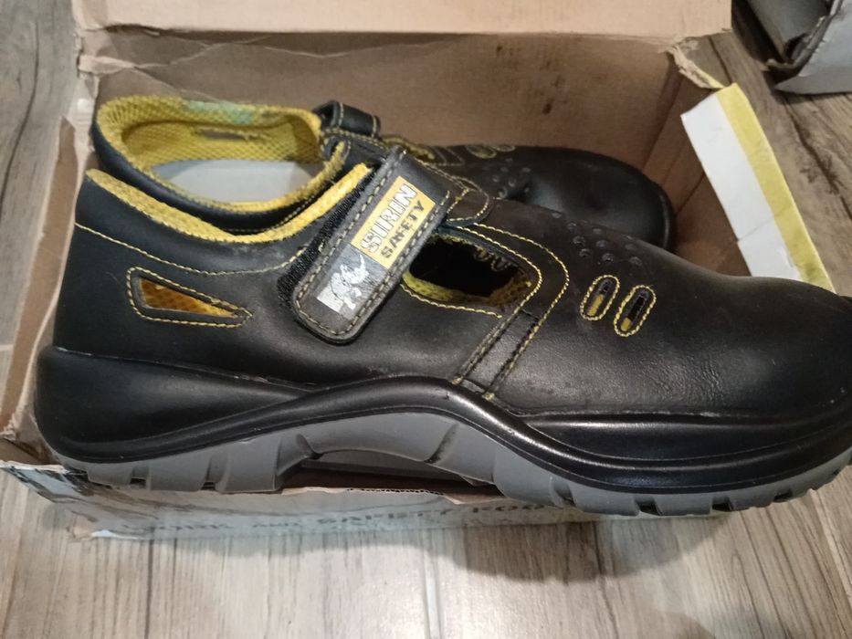 Papuci de munca cu bombeu metalic