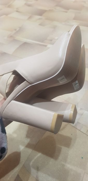 Продам босоножки