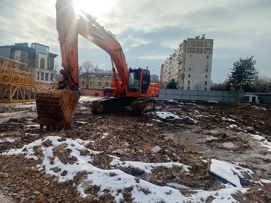 Exiskuvator DOOSAN  Sotiladi Naxtga va lezinga