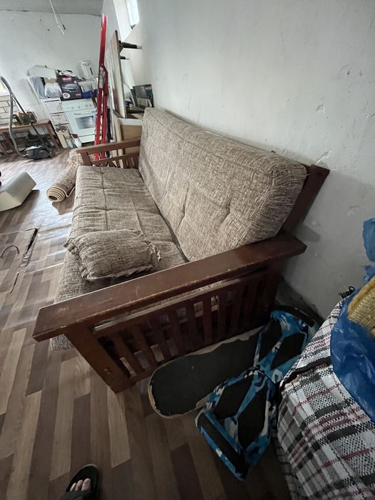 Диван качественный, деревянный