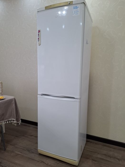Продаеться Холодильник Indesit