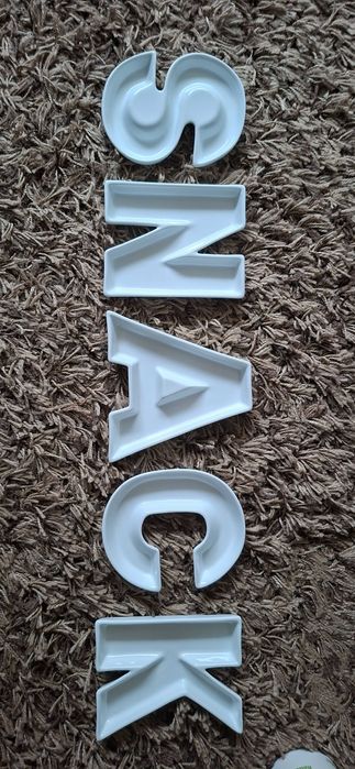 Farfurioare ceramica de servit aperitive in forma cuvantului Snack