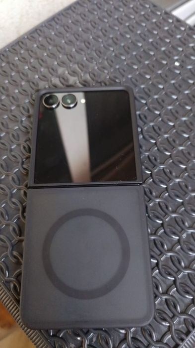 Vand/Schimb Samsung Z Flip 7 12gb ram 256 gb