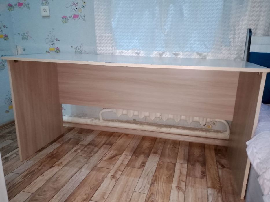 Продаётся письменный стол с тумбочкой.