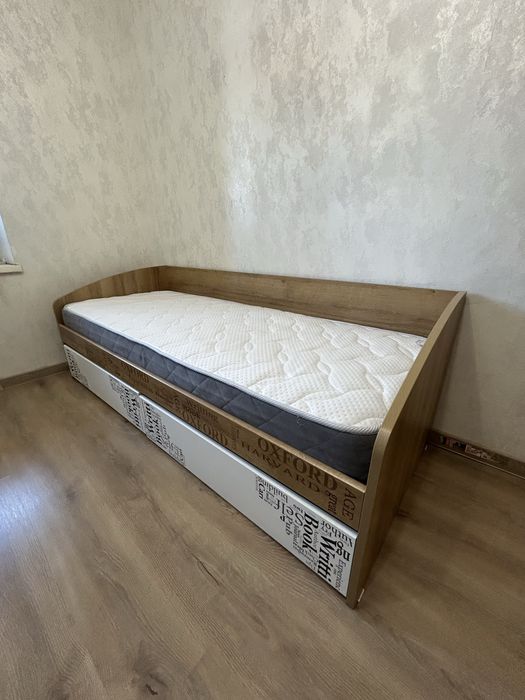 Кровать с матрасом