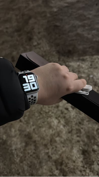 Продам apple watch SE 40mm.