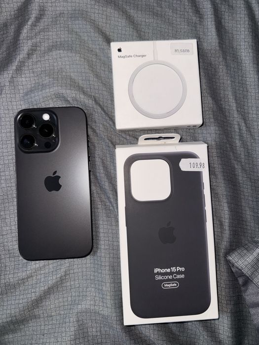 Apple iPhone 15 Pro 128GB + оригинални аксесоари (magsafe + case)