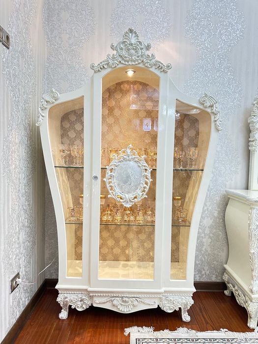 Гостиный гарнитур и стол со стульями