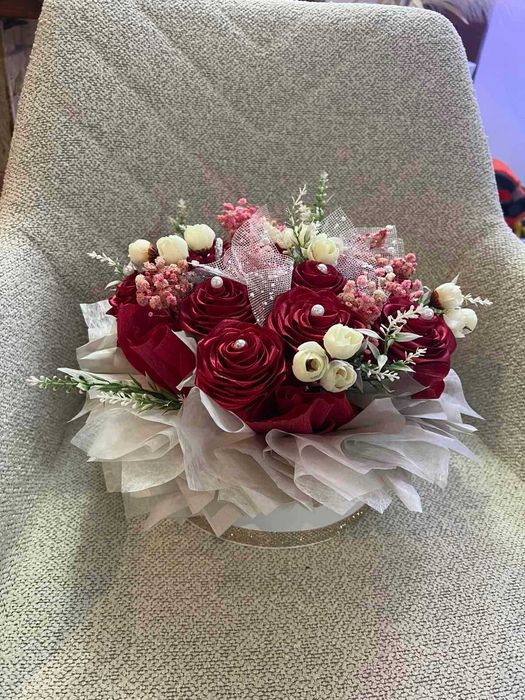 Ръчно изработена кошница със сатенени рози