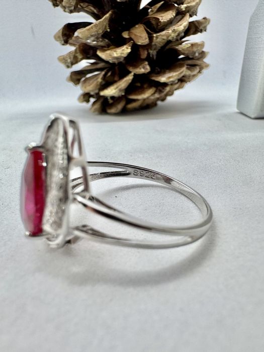 Сребърен пръстен със синтетичен рубин