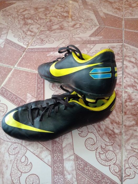 Adidasi cu crampoane/ghete fotbal