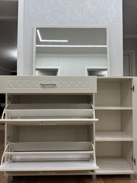 Продам обувницу с зеркалом