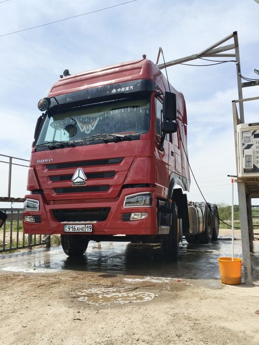 Тягач Хова 6×4  на ходу.                 .