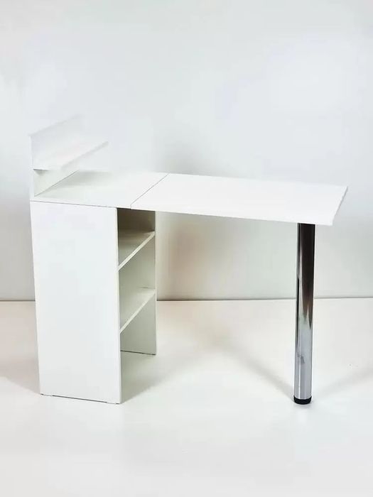 Продается удобный маникюрный стол трансформер в отличном состоянии.