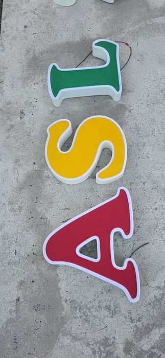 Reklama uchun harflar alo holatda