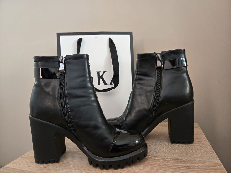 Черни боти на ток