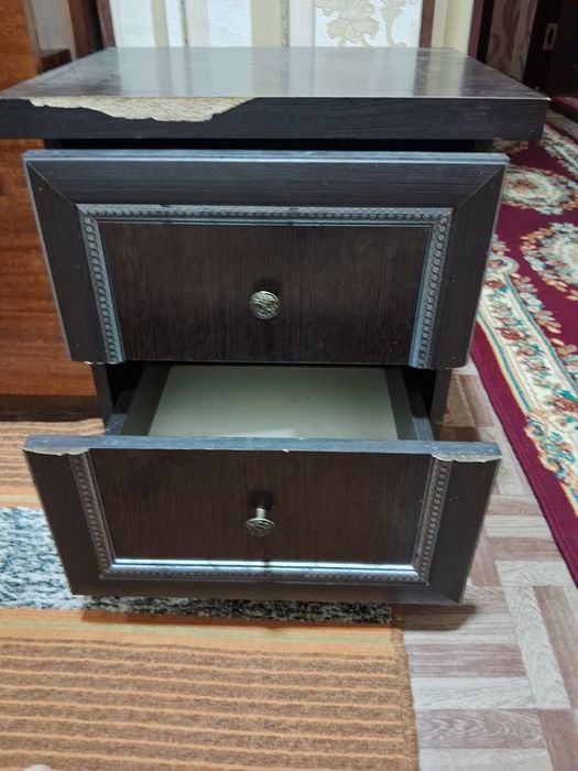 Двух спальни гарнитур. Шкаф. тримо и тумбочки