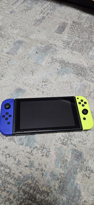 Vând Nintendo Switch ca NOU + card 128 GB + două jocuri
Nintendo Switc