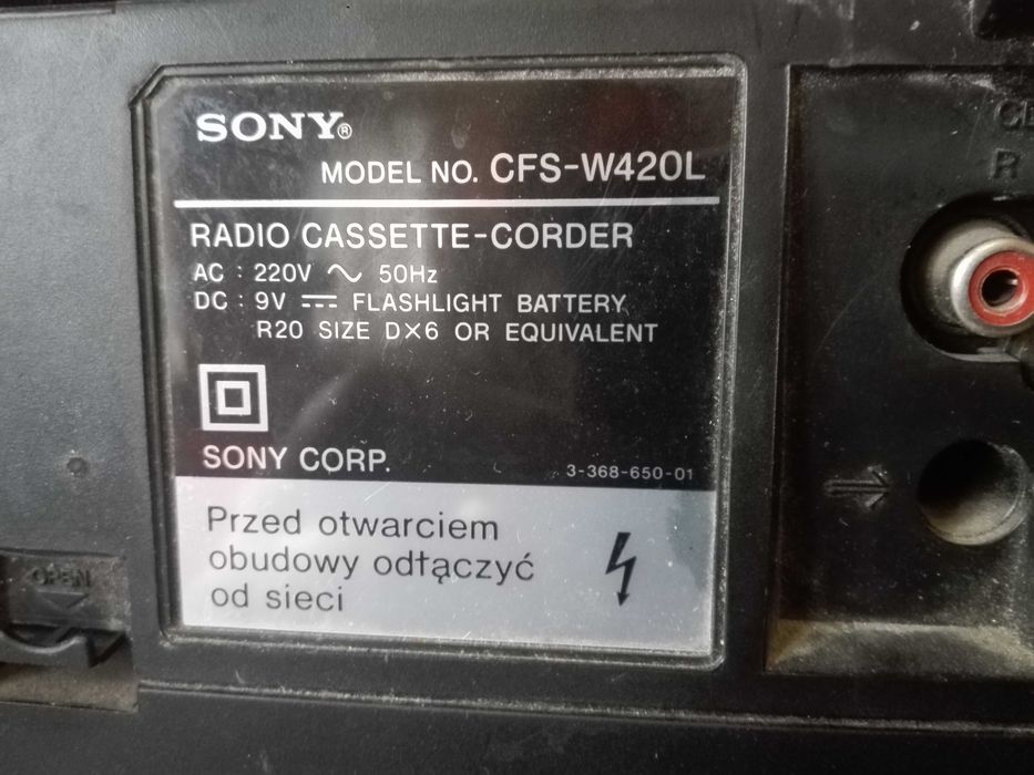 Радиокасетофон SONY и стари възрожденски пръстени.