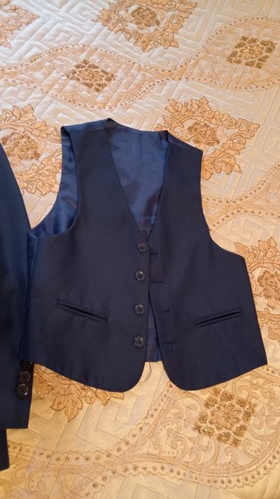 Продаю костюм школьный б/у