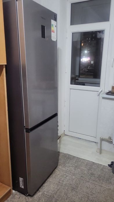 Холодильник Samsung в хорошем состоянии