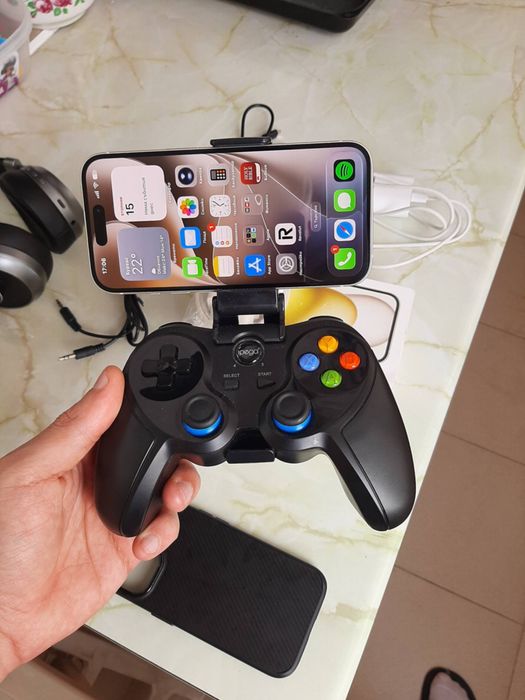 iPhone 15 + 2 бр. слушалки & джойстик (стара цена: 420€)