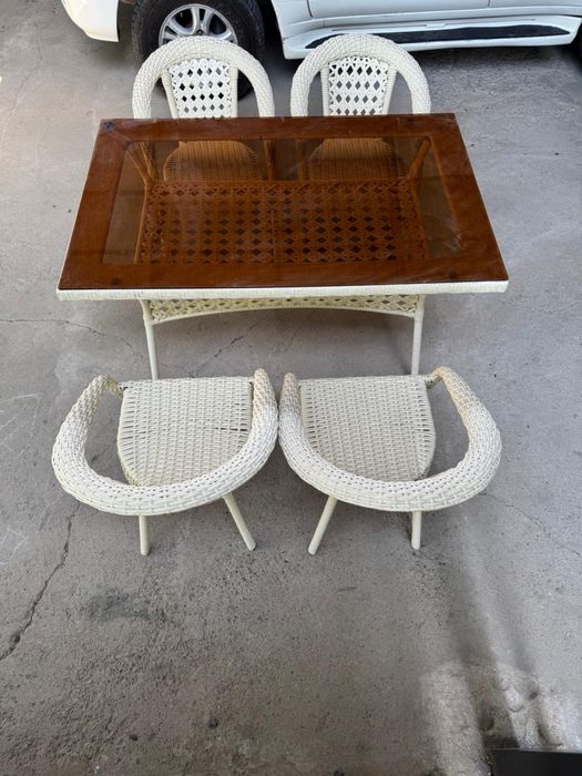 Ротанговый стол со стульями