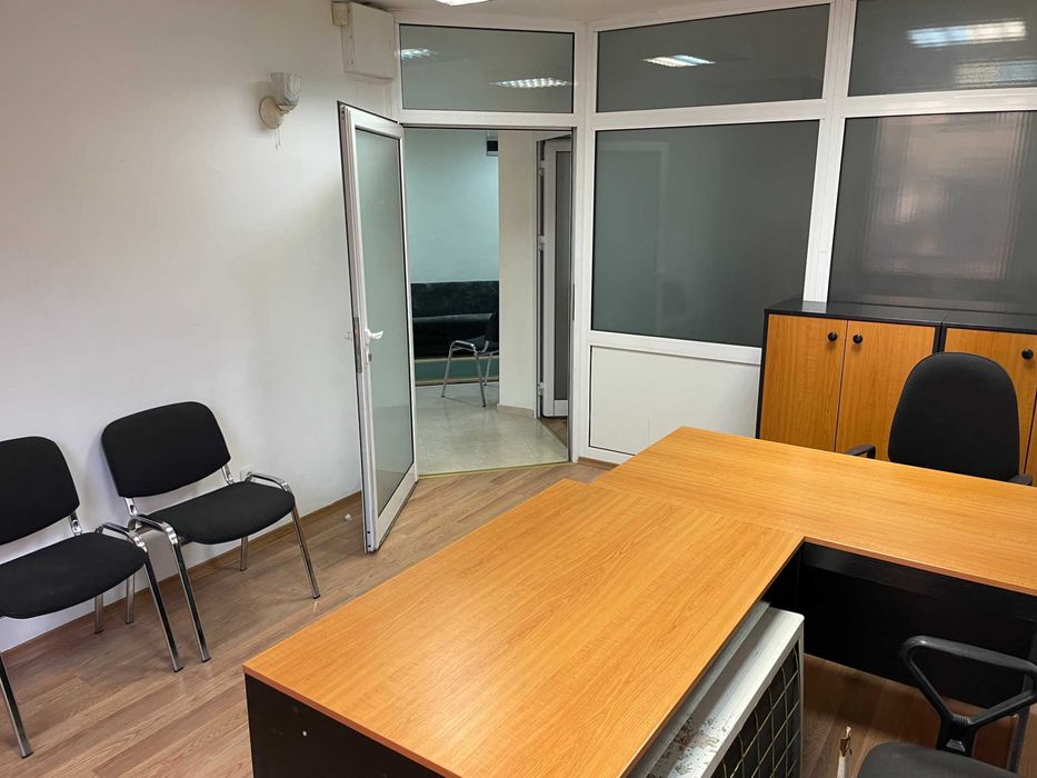 Дава се под наем Офис в София, Център - 100 кв.м за 660 € - Снимка #1