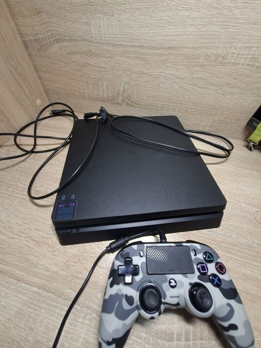 Продавам PlayStation 4 с джойстик