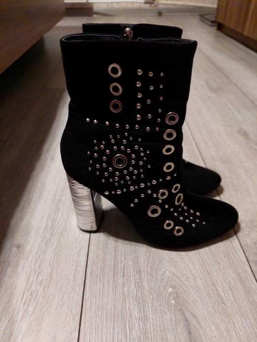 Продавам дамски боти и обувки