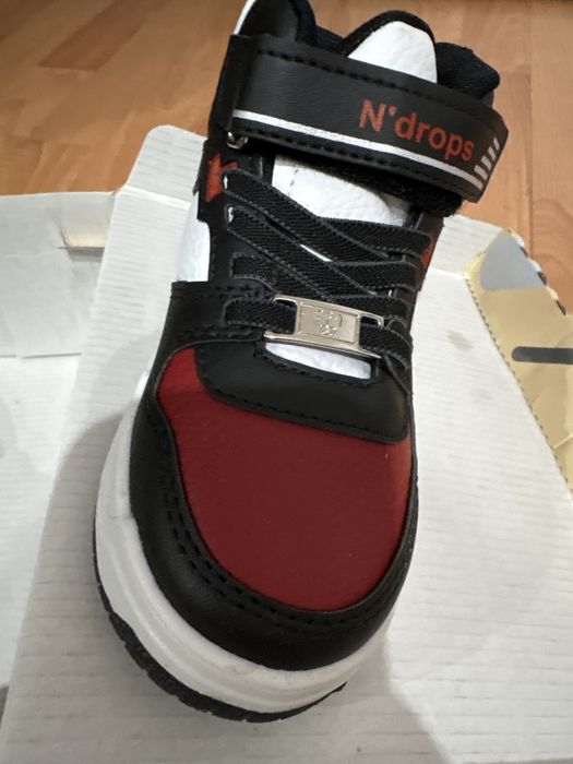 Vand adidasi cu lumini