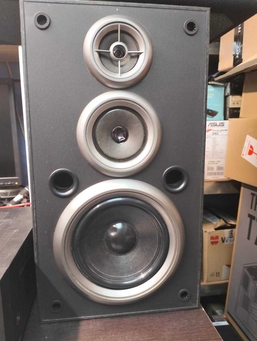 Продавам Усилвател и тонколони UNIVERSUM