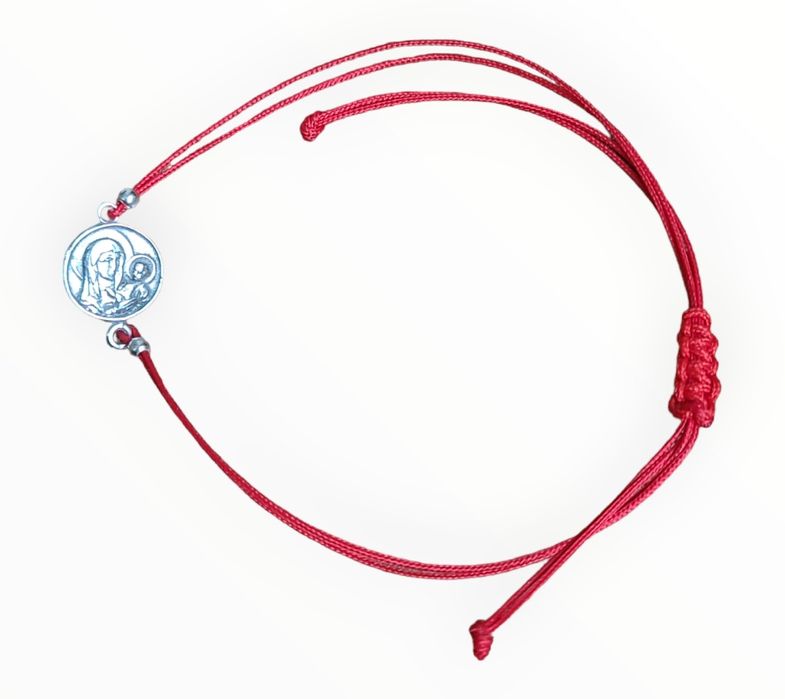 Червен конец със сребърни фигурки