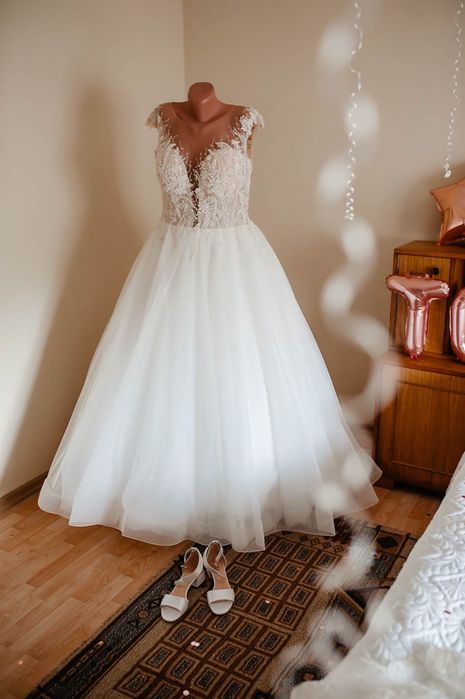 Vând rochie de mireasa mărimea XL,rochia are si voal si cerc