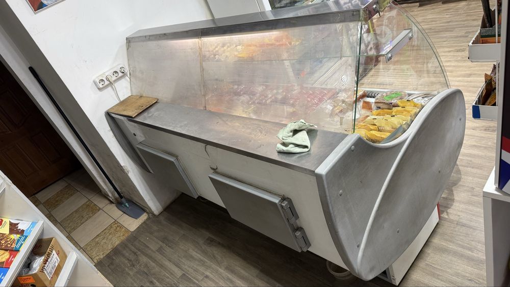 Продам витриный холодильник