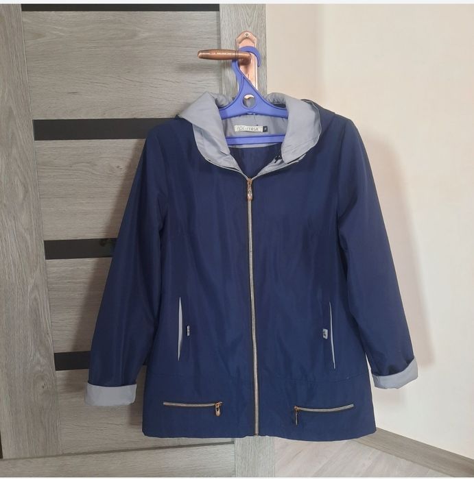 Женская куртка продается.