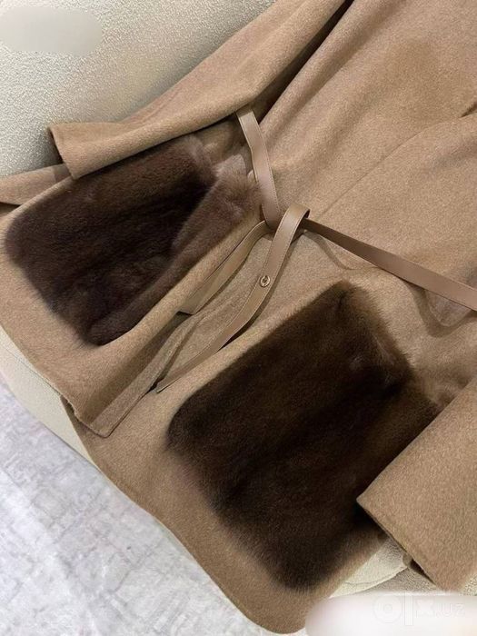 Женское меховое пальто с накладными карманами спереди