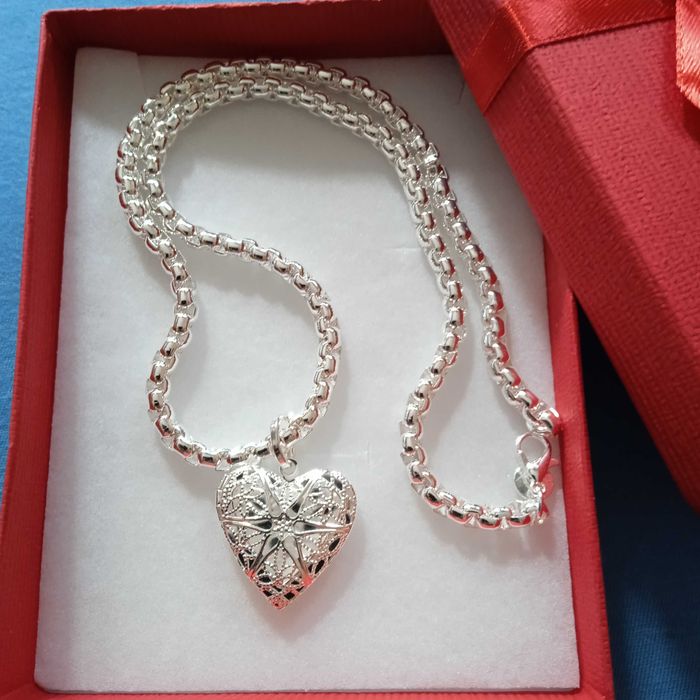 Ново, масивно дамско, сребърно колие с масивно сърце. В кутия.