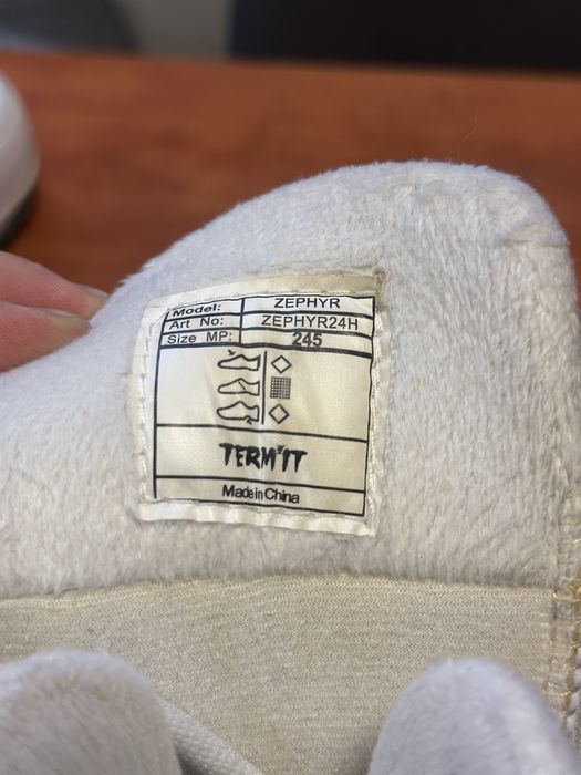 Сноуборд с ботинками и креплением.