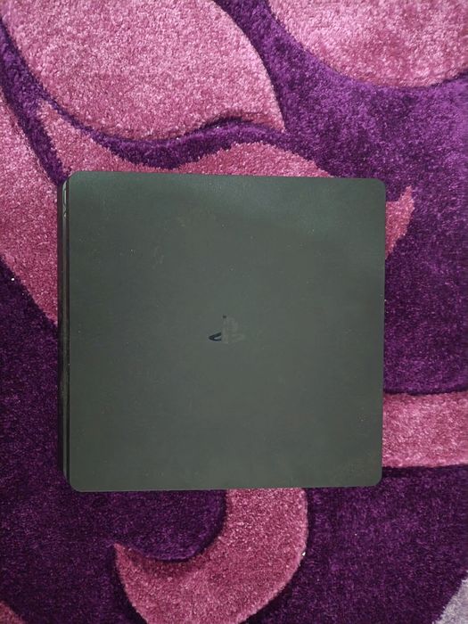 Vand PlayStation 4 , cu 8 jocuri