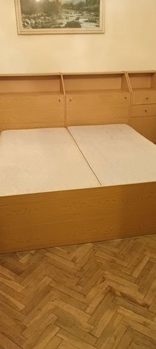 Двойна спалня с ракли и шкафове + четирикрилен гардероб