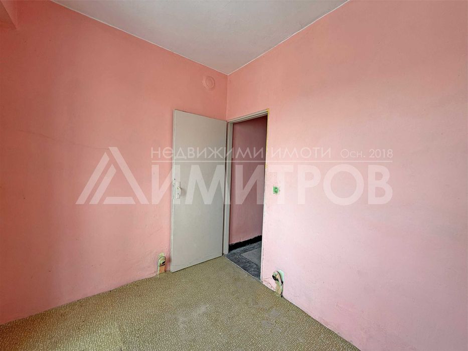 Продава гарсониера 40 м2. в центъра на гр. Нови пазар, САНИРАН жилищен блок. Нисък етаж.