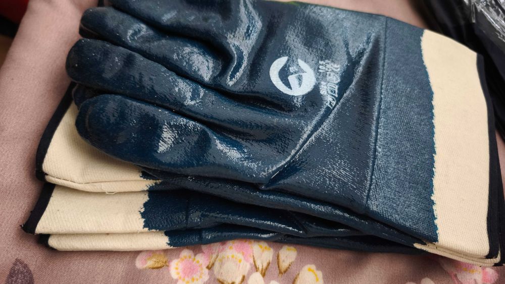 Продам недорого перчатки дождевик,