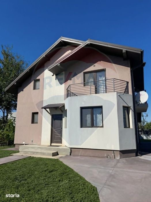 Casă / Vilă spațioasă cu curte mare de închiriat în Domnești