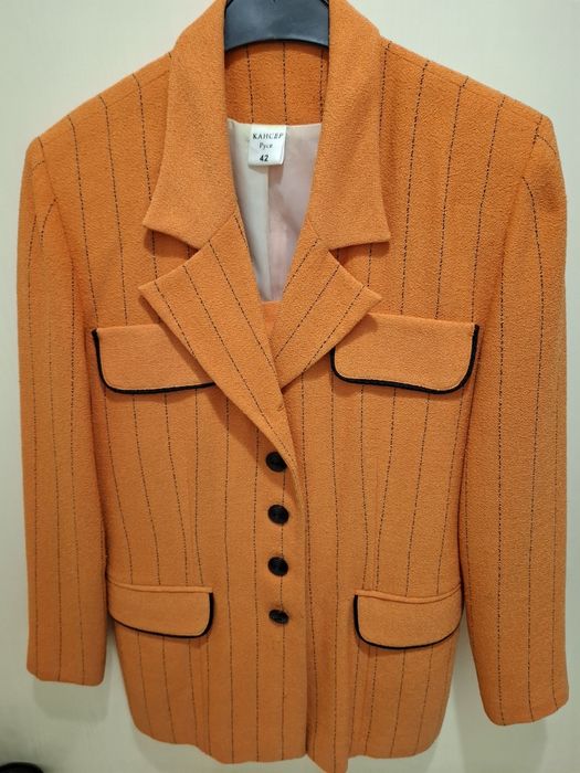 Продавам костюми и рокли